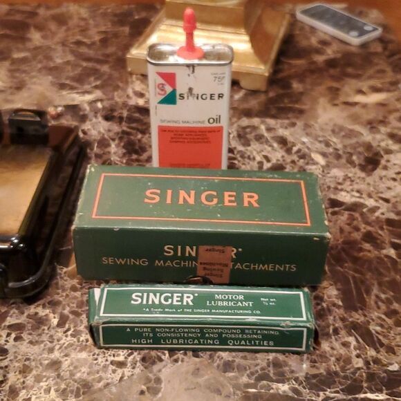 Antique Singer Sewing Machine, Featherwieght Model,  EXCELLENT CONDITION! - Picture 17 of 17